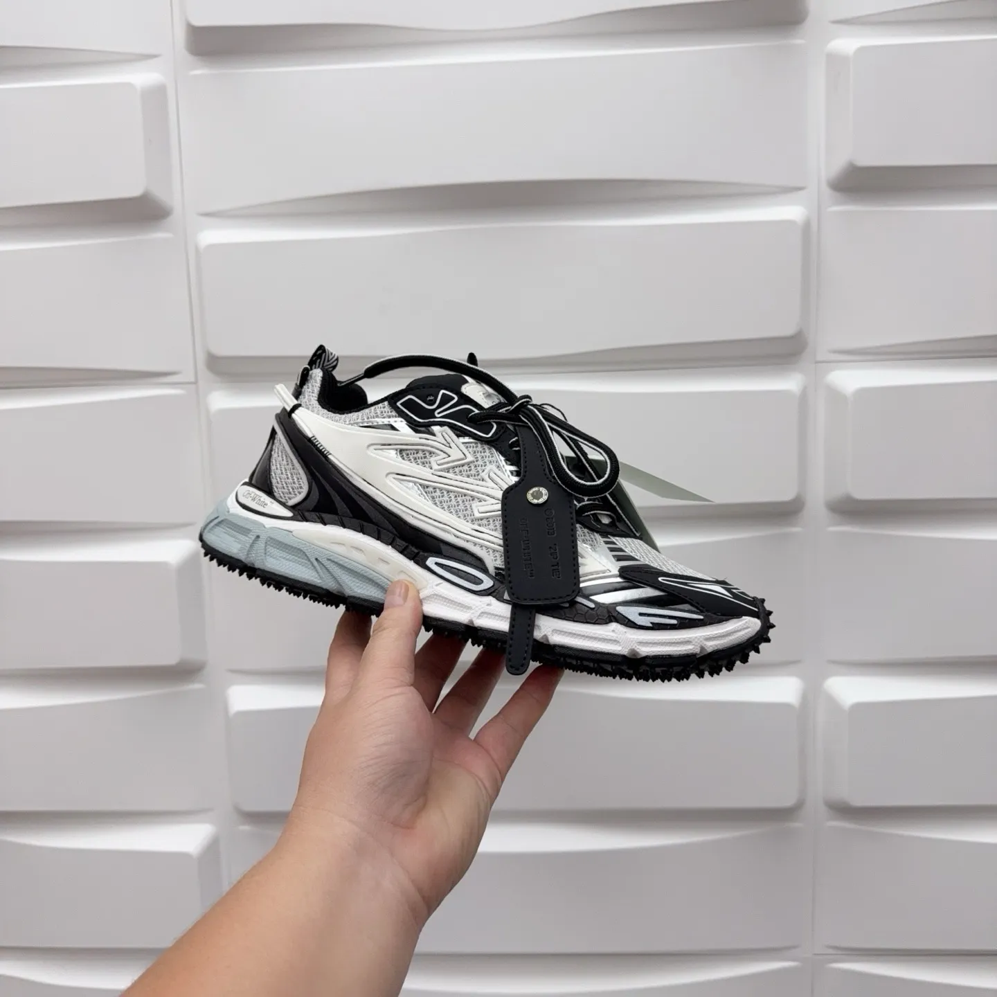 【off- white】P: 720💰Couple style👫, Size: 35-44 (Male 38.45.46 custom-made) High-quality version👊"Out of office" series original mold opening, original lasting, production process 1:1 original version ➰OFF GREY) OFF-WHITE Be Right Back Couple style👫Round toe lace-up arrow pattern low-top lifestyle casual shoes green. A running shoe called the "Be Right Back" sneaker. The design of this sneaker is inspired by Japanese sports aesthetics and craftsmanship, with running performance and principles at its core.